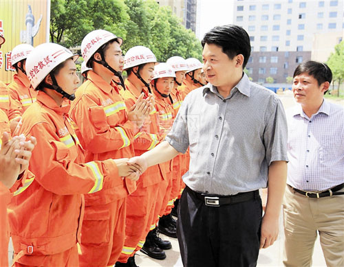 > 正文     在"八一"建军节即将到来之际,市领导钱三雄,徐良平,孟法明